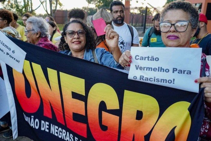 Ato em solidariedade ao jogador Vini Jr. e contra o racismo, na Embaixada da Espanha em Brasília - (crédito: Rafa Neddermeyer/ Agência Brasil) Ato em solidariedade ao jogador Vini Jr. e contra o racismo, na Embaixada da Espanha em Brasília - (crédito: Rafa Neddermeyer/ Agência Brasil)