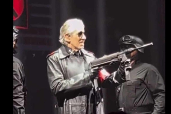 Polícia alemã investiga Roger Waters por usar trajes nazistas em show