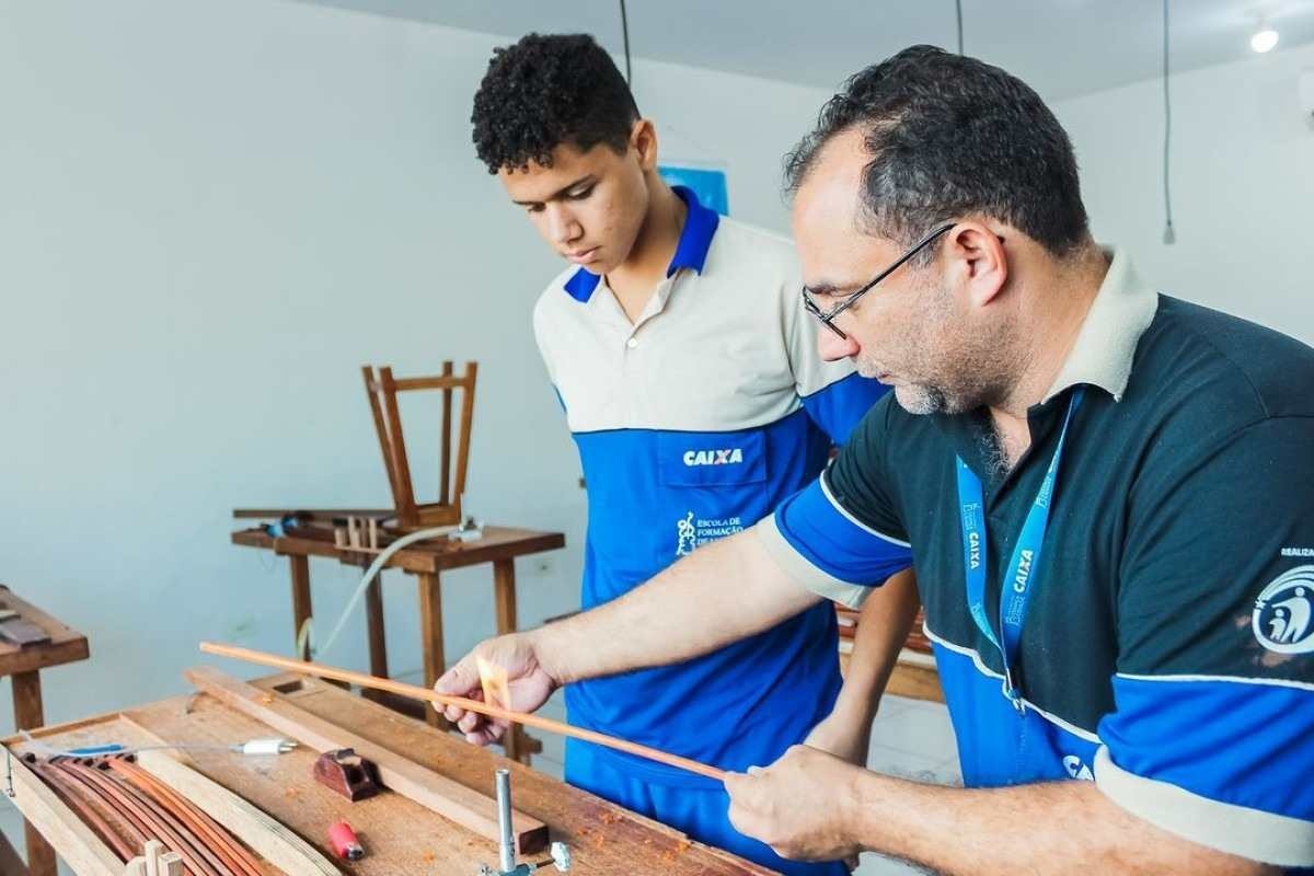 Além da música, os estudantes aprendem a confeccionar instrumentos. 
