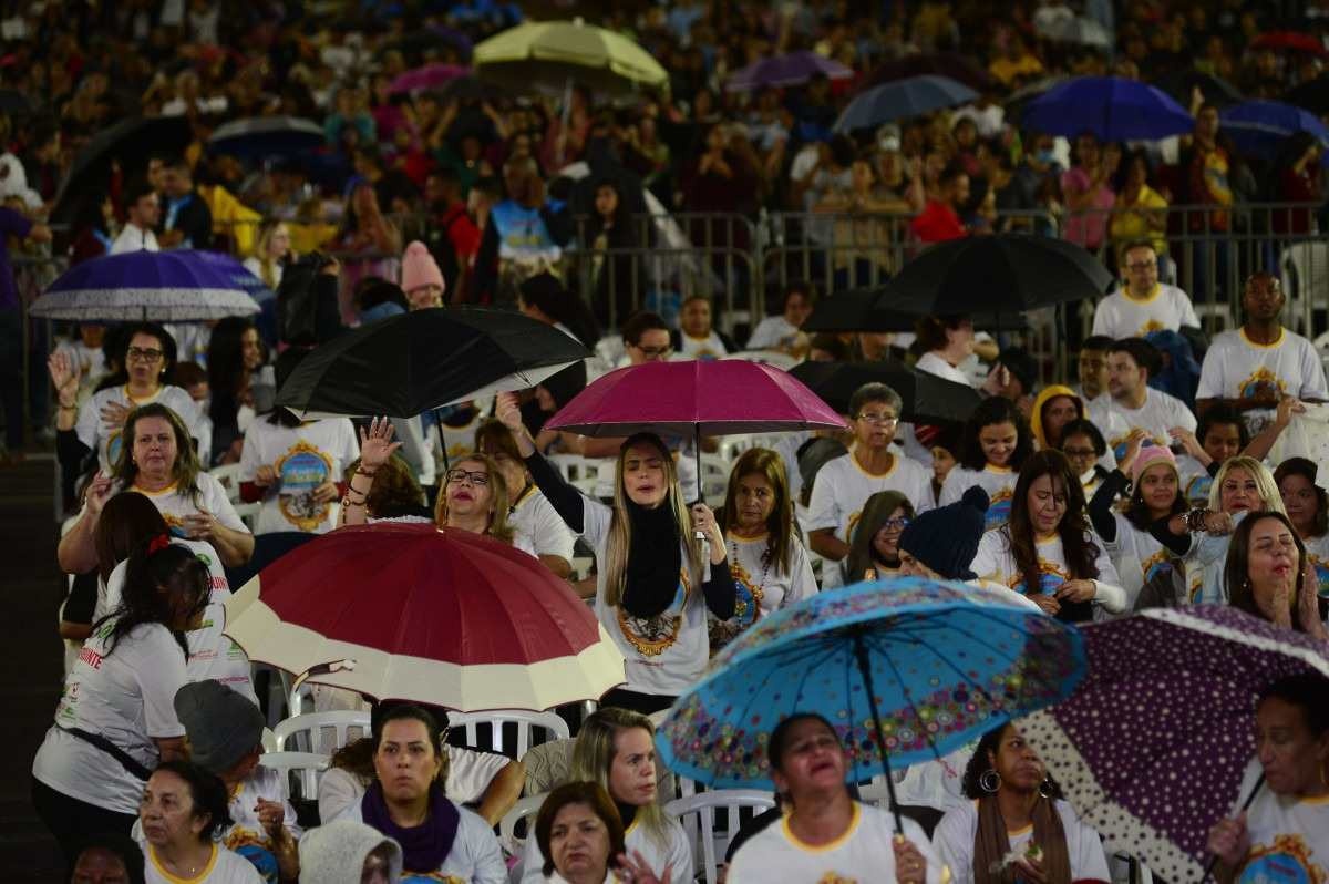 Celebração de Pentecostes leva multidão de fiéis ao Taguaparque