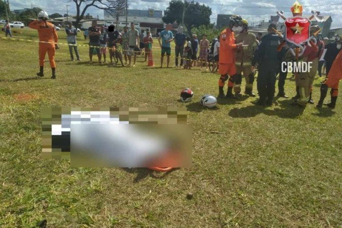 Acidente deixou uma morte e três pessoas feridas, entre elas duas crianças - (crédito: Divulgação/CBMDF) Acidente deixou uma morte e três pessoas feridas, entre elas duas crianças - (crédito: Divulgação/CBMDF)