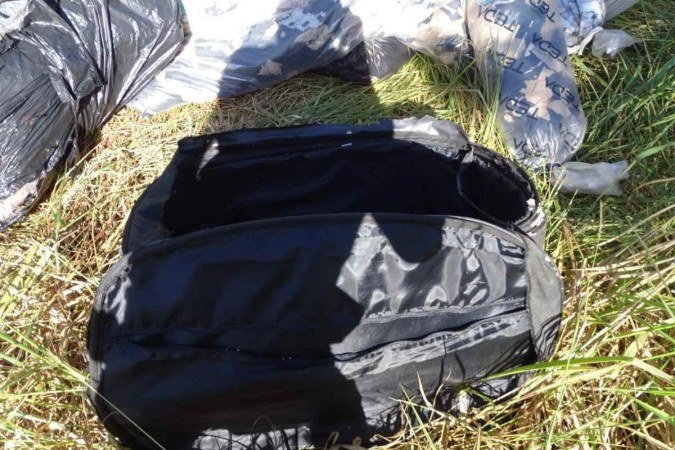 Mala que abrigava tronco da vítima foi encontrada por um morador da região, que acionou a polícia -  (crédito: Polícia Civil de MS/Divulgação)