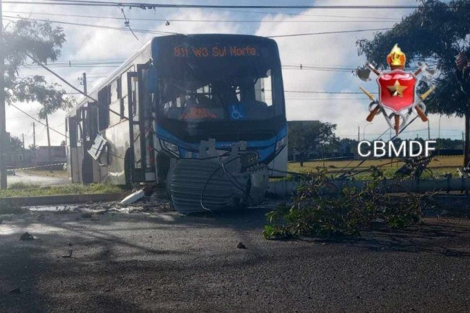 Na colisão, o ônibus também derrubou um transformador. O local foi isolado, e o motorista e o cobrador — únicos dentro do veículo — aguardam a chegada de técnicos da Neoenergia para desligar a rede elétrica da região - (crédito: Divulgação/CBMDF) Na colisão, o ônibus também derrubou um transformador. O local foi isolado, e o motorista e o cobrador — únicos dentro do veículo — aguardam a chegada de técnicos da Neoenergia para desligar a rede elétrica da região - (crédito: Divulgação/CBMDF)