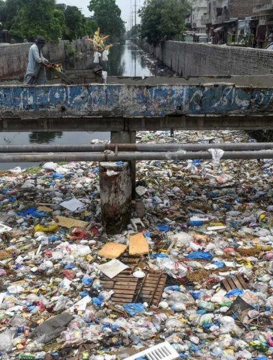 Texto divulgado às vésperas do encontro indica que, com reciclagem e reutilização, a poluição do material poderia ser reduzida em 80% -  (crédito:  AFP)