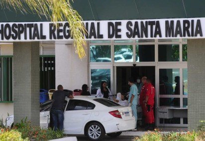 Funcion&aacute;ria do Hospital Regional de Santa Maria foi interceptada por seguran&ccedil;as na portaria da unidade de sa&uacute;de com o beb&ecirc; de apenas algumas horas -  (crédito: Minervino J&uacute;nior/CB/D.A.Press)