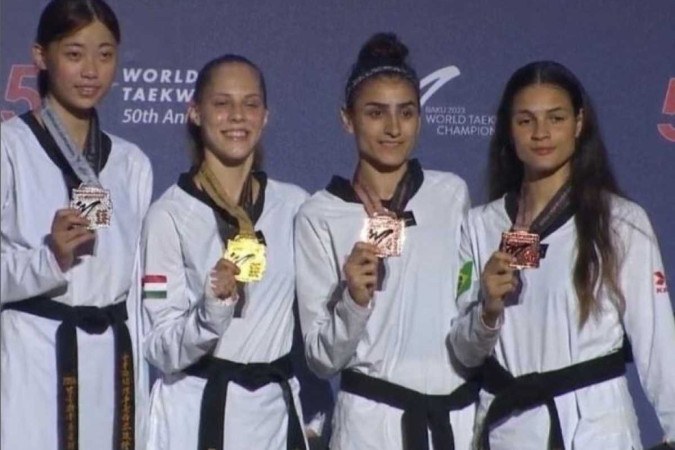 Promessa medalhista no Mundial de Taekwondo aos 19 anos, fechando o pódio na categoria até os 57 kg, Maria Clara Pacheco (à direita) sonha em participar nos Jogos Olímpicos de Paris -  (crédito: Divulgação/Federação Brasileira de Taekwondo)