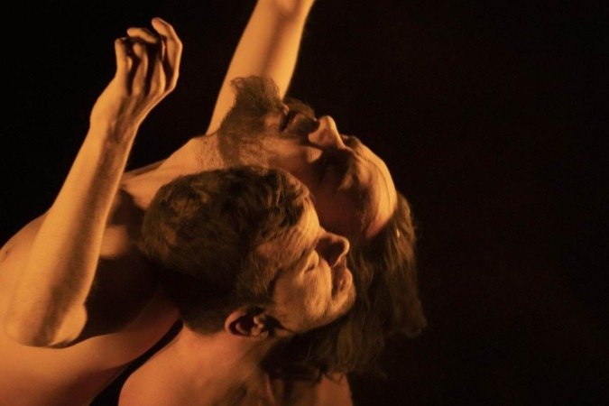 Espetáculo Cru, da companhia Ateliê do Gesto