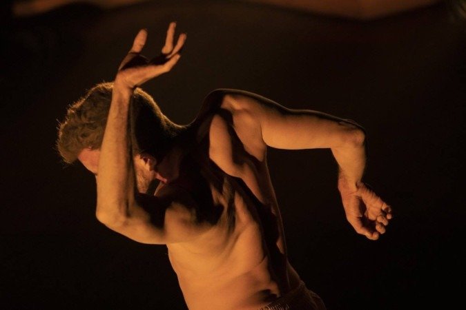 Espetáculo Cru, da companhia Ateliê do Gesto