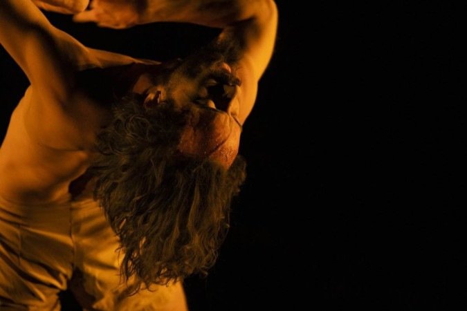 Espetáculo Cru, da companhia Ateliê do Gesto