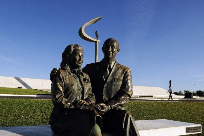 Estátua de Juscelino Kubitschek e sua esposa Sarah. Monomento é um dos pontos turísticos de Brasília e fica localizado em frente ao Memorial JK, na capital federal - (crédito: Minervino Júnior/CB/D.A.Press) Estátua de Juscelino Kubitschek e sua esposa Sarah. Monomento é um dos pontos turísticos de Brasília e fica localizado em frente ao Memorial JK, na capital federal - (crédito: Minervino Júnior/CB/D.A.Press)
