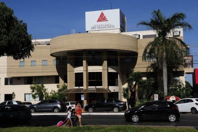 Depois de levar quatro tiros, a vítima está internada em Ceilândia