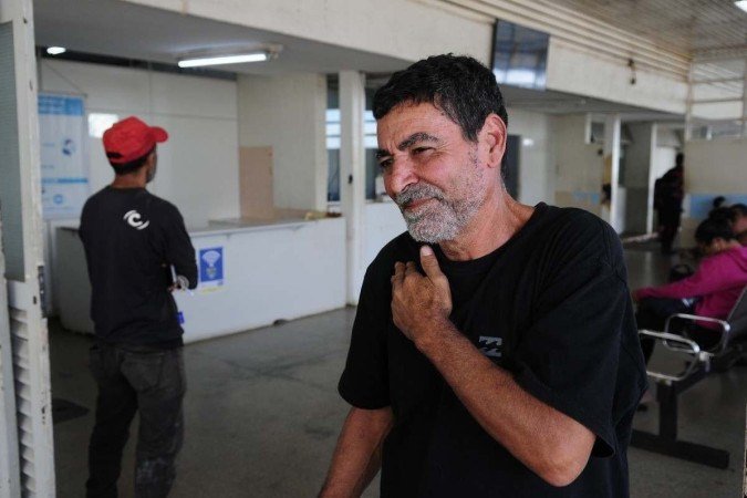 Cleber Batista veio de Águas Lindas e espera por horas por um atendimento ortopédico no HRC 