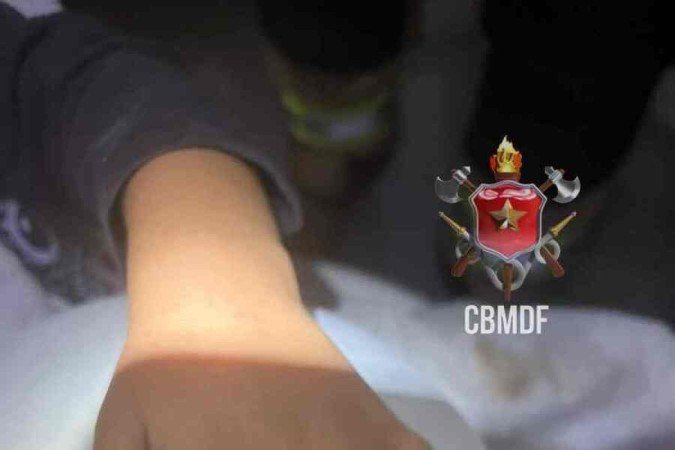 Bombeiros retiram anel preso em dedo de criança de 4 anos
