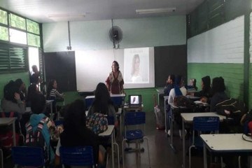  Celiana Amoroso na sala de aula com estudantes do CEF 16 de Ceilândia -  (crédito: Arquivo pessoal)