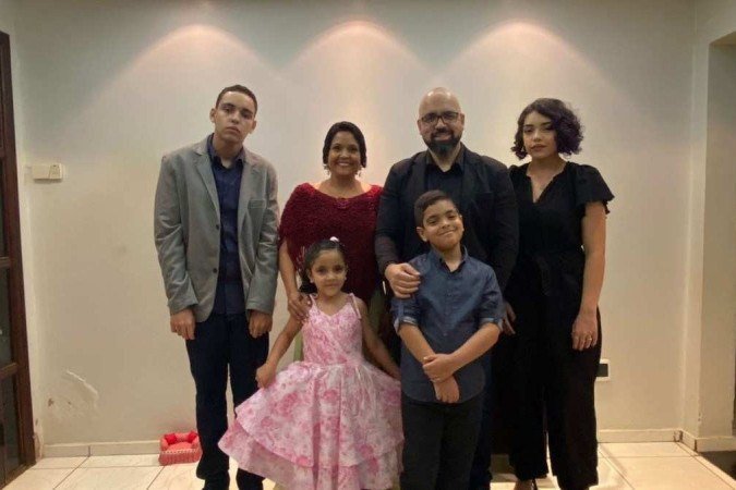 Celiana com o marido Flávio e os filhos Tainan (E), Selena, Theo e Samara