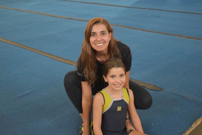 Lim Barrone, 8, com a professora Tatiana Santos, ex-atleta do colégio