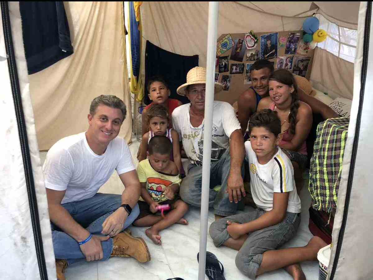 Luciano Huck publicou uma foto com uma família venezuelana em abrigo da ONU em Boa Vista, Roraima. Local recebe a população que fugiu do país comandado por Maduro -  (crédito: @LucianoHuck/Reprodução)