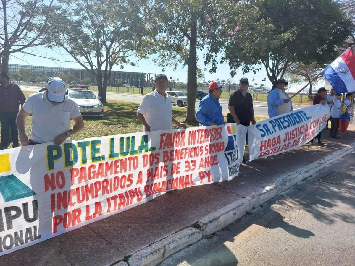 Ex-construtores paraguaios da Itaipu Binacional protestam em frente ao Itamaraty, onde ocorreu reunião entre chefes de Estado da América do Sul 30/5