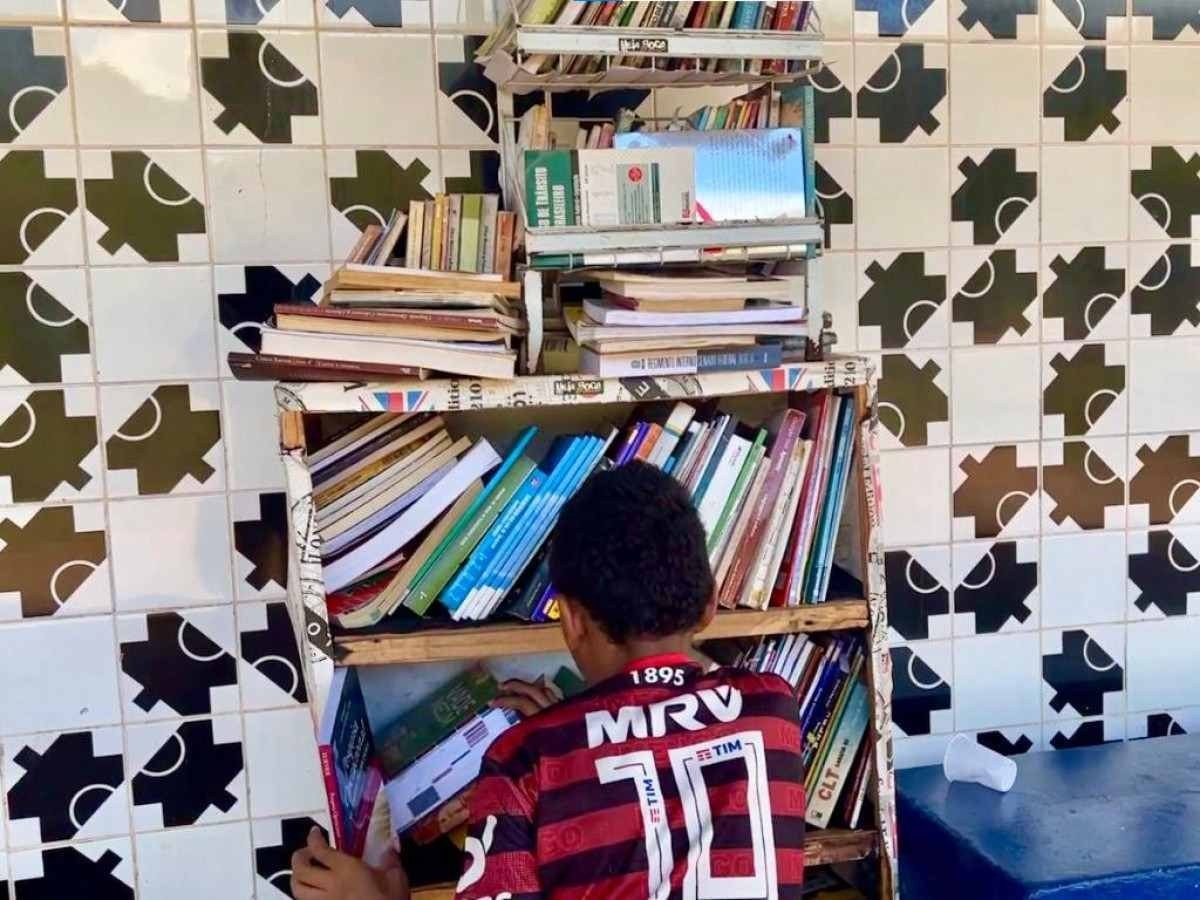 A estante está instalada ao lado do banheiro próximo ao estacionamento 10 do Parque. 