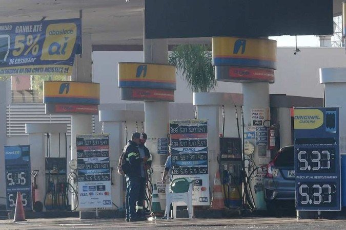O item combustíveis, no qual o subitem gasolina está inserido, teve alta de 2,70% - (crédito: Ed Alves/CB/DA.Press) O item combustíveis, no qual o subitem gasolina está inserido, teve alta de 2,70% - (crédito: Ed Alves/CB/DA.Press)