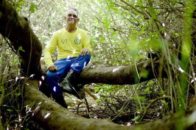 Antônio Moura faz um trabalho de reflorestamento próximo ao Córrego Sobradinho