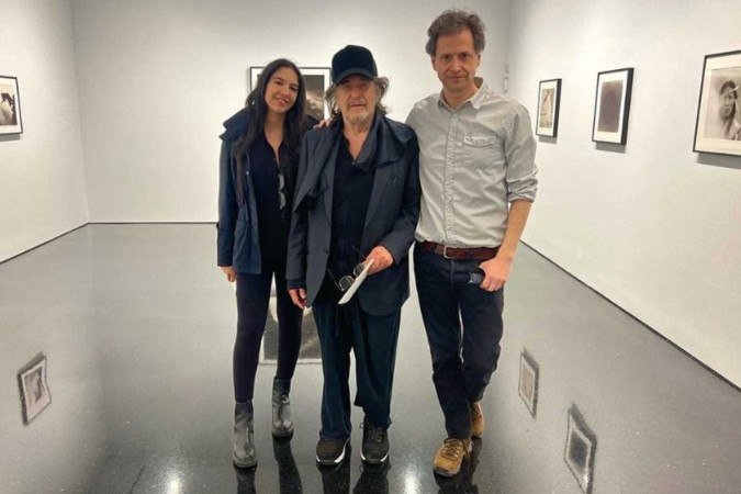 Noor Alfallah, Al Pacino e Bennett Miller - (crédito: Reprodução/Instagram @nooralfallah) Noor Alfallah, Al Pacino e Bennett Miller - (crédito: Reprodução/Instagram @nooralfallah)