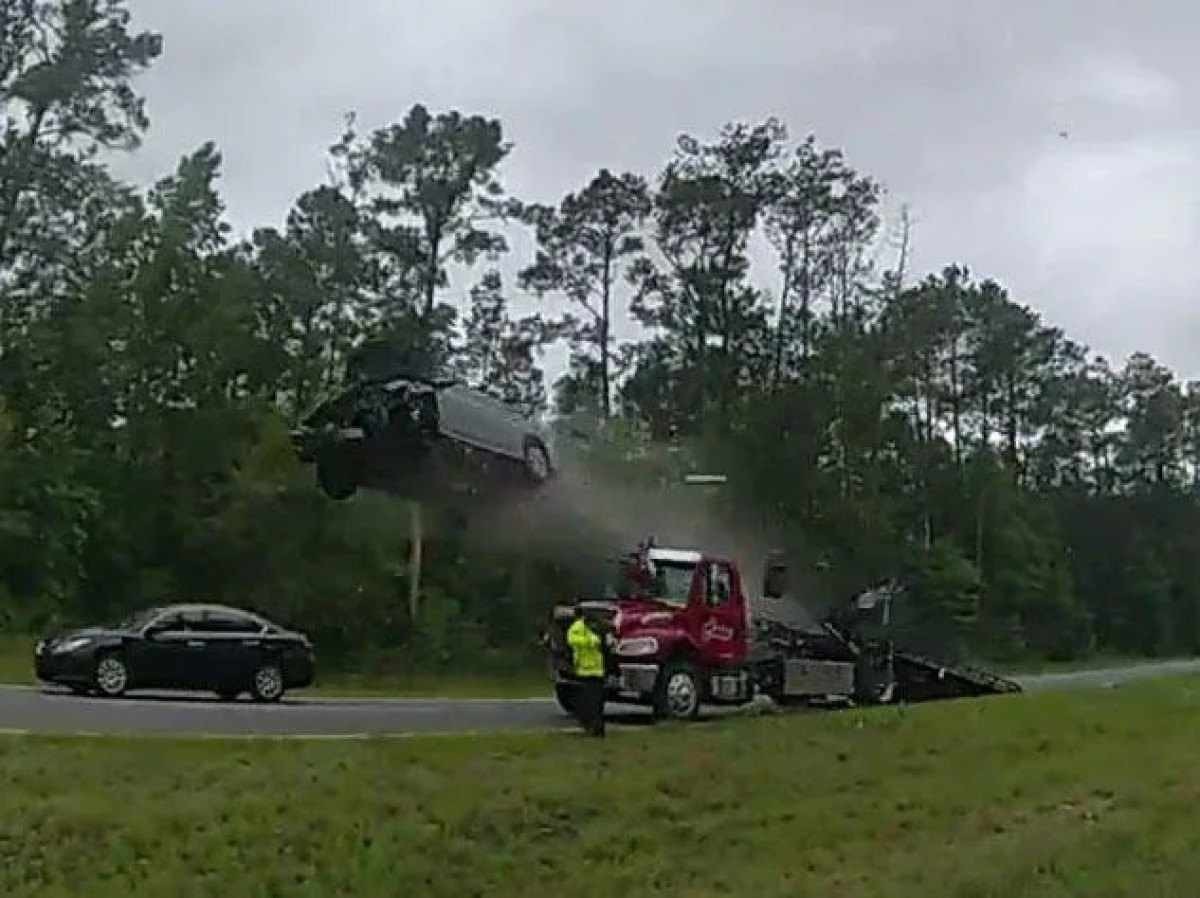 Carro é lançado de caminhão de reboque nos EUA; veja vídeo