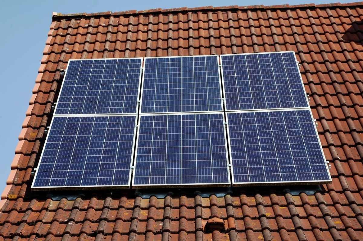 Projeto de lei pode aumentar conta de luz em R$ 93 bilhões com subsídios à energia solar