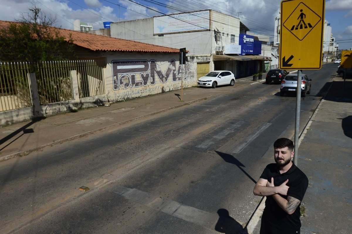 Marcus Vinicius Barros, 25, cobra pintura em faixa de pedestre