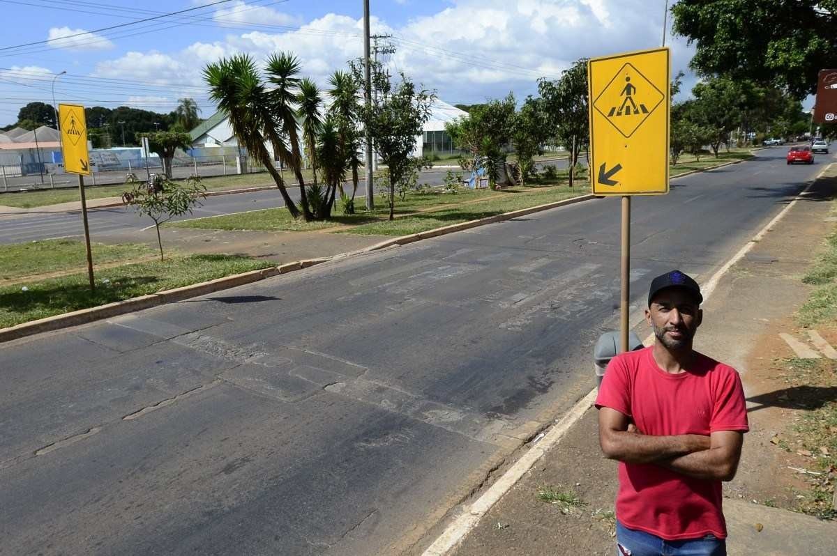 Dono de um quiosque na QNM 17, Werley Vieira Silva, 41, reclama de faixa apagada com fluxo de estudantes e pais
