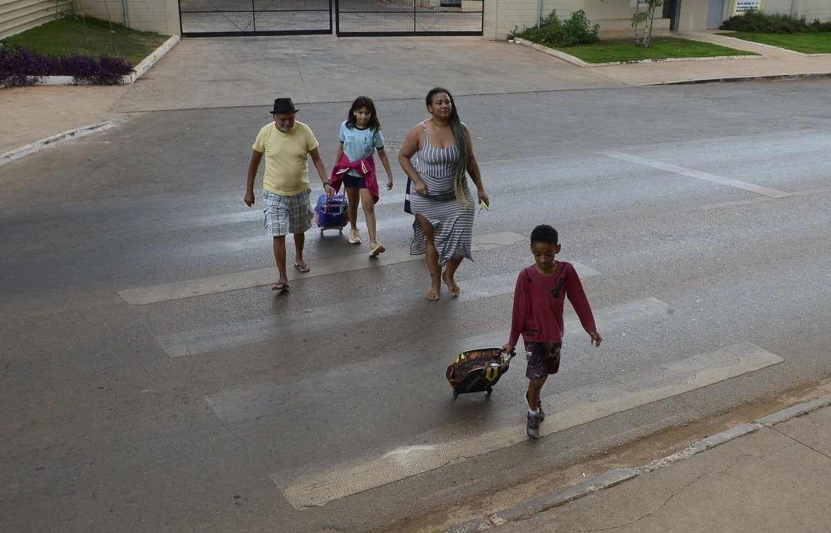 Faixas de pedestres apagadas oferecem risco à população nas ruas do DF