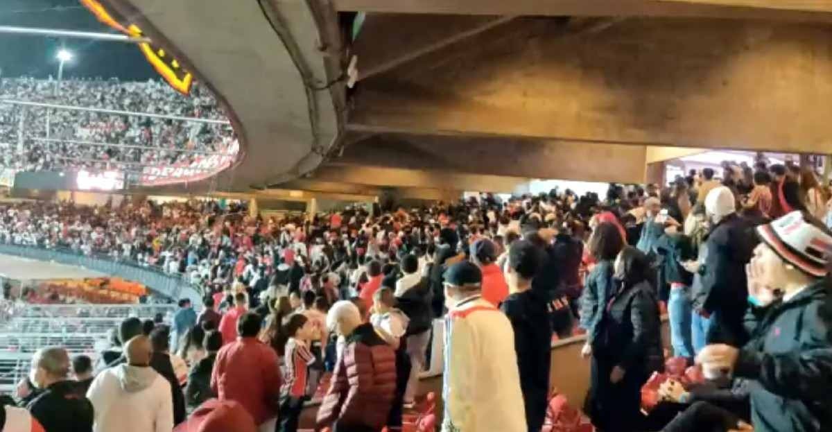 Bolsonaro é hostilizado por torcedores ao assistir jogo no Morumbi