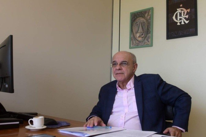 Gabinete do deputado Eduardo Bandeira de Mello é repleto de alusões ao Flamengo