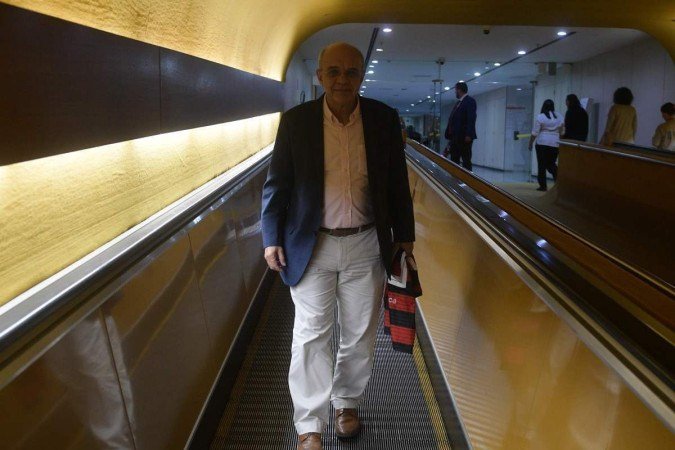 Enquanto caminha pelo Congresso Nacional, deputado eleito pelo Rio de Janeiro costuma ser tietado