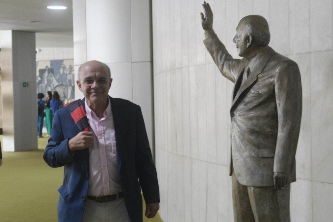 Bandeira de Mello com a inseparável camisa do Flamengo nos corredores do Salão Verde da Câmara dos Deputados