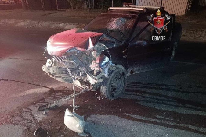 O condutor do Gol ficou preso nas ferragens do automóvel - (crédito: CBMDF) O condutor do Gol ficou preso nas ferragens do automóvel - (crédito: CBMDF)
