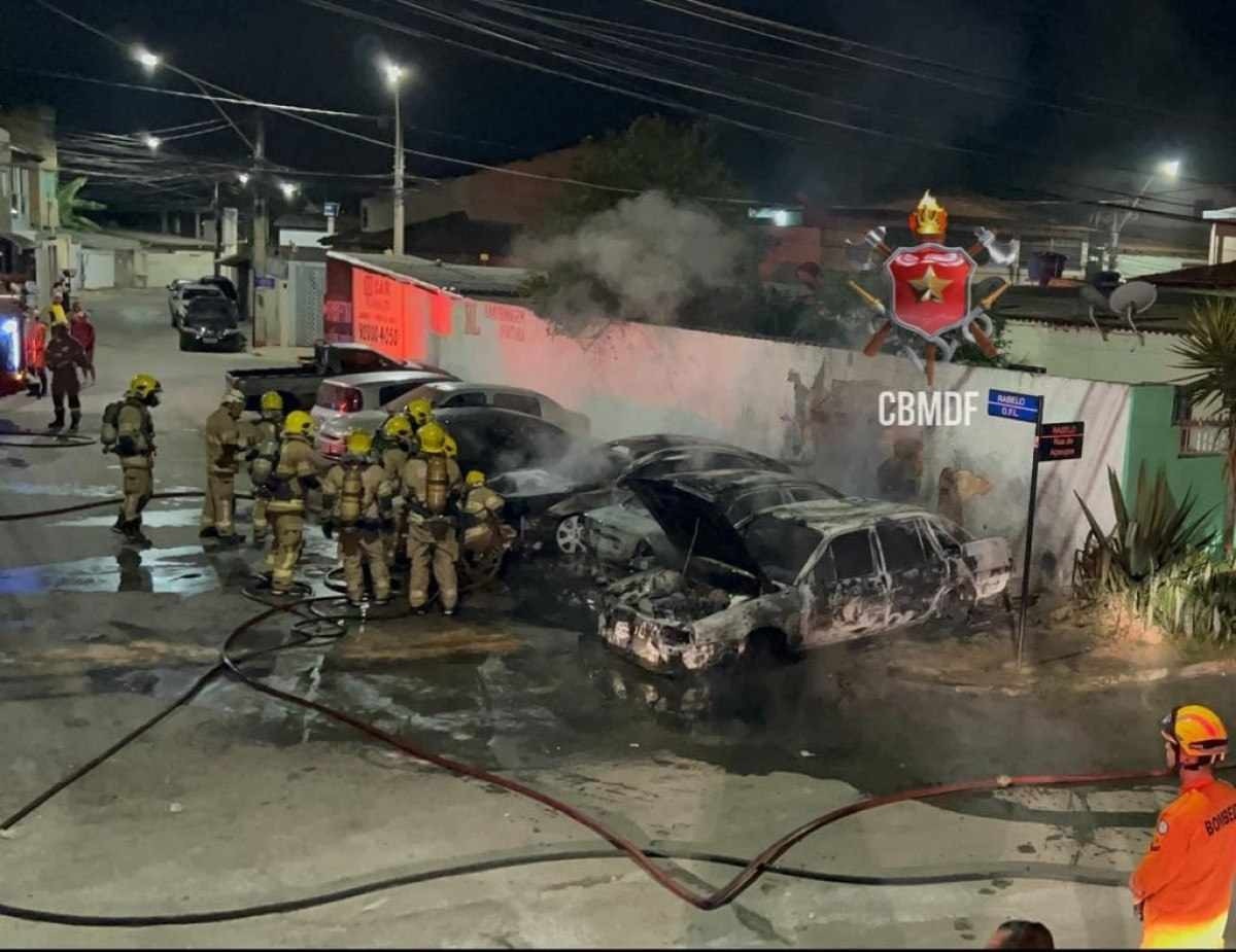 Moradores da Vila Planalto se assustam com incêndio de veículos