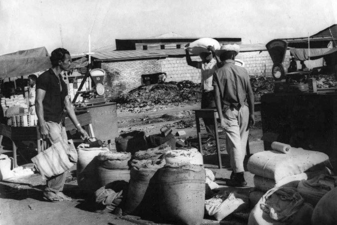 Crédito: Arquivo CB/D.A Press. Brasil. Brasilia - DF. Fregueses e comerciantes em Feira Livre de Taguatinga.
Localizacao no Acervo Fisico: Pasta: TAGUATINGA