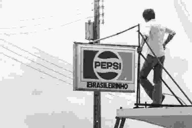 Crédito: Lourdes Calvo/CB/D.A Press. Brasil. Brasilia - DF. Homem instala placa da Pepsi em estabelecimento, em Taguatinga.
Localizacao no Acervo Fisico: Neg.: F 4179; Pasta: TAGUATINGA