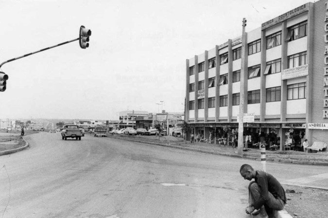 06/11/1978. Crédito: Marcus Ottoni/CB/D.A Press. Brasil. Brasilia - DF. Centro comercial Taguacenter, na Avenida Helio Prates, em  Taguatinga.
Localizacao no Acervo Fisico: Neg.: F 4179; Pasta: TAGUATINGA
Publicacao: CB, 05/06/2000. Especial Taguatinga 42 Anos, p. 19;
