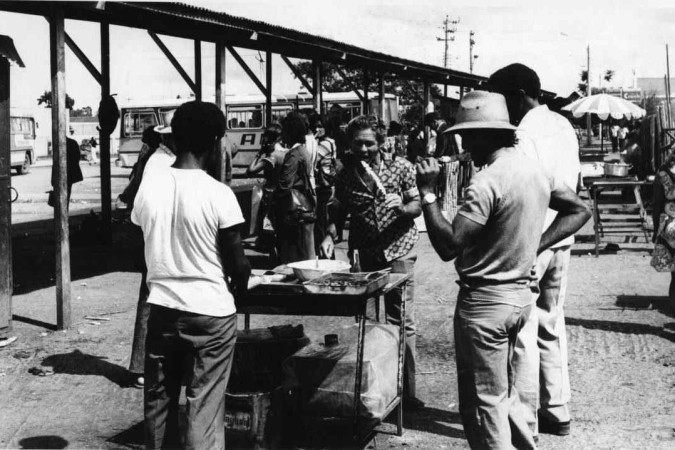 16/11/1976. Crédito: Tadashi Nakagomi/CB/D.A Press. Brasil. Brasilia - DF. Pessoas compram churrasquinho na Rodoviaria de Taguatinga.
Localizacao no Acervo Fisico: Neg.: F 4179; Pasta: TAGUATINGA
