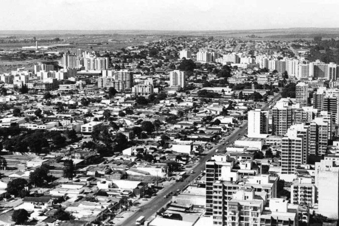 Vista aérea mostra as primeiras casas e prédios de uma cidade que não para de se desenvolver