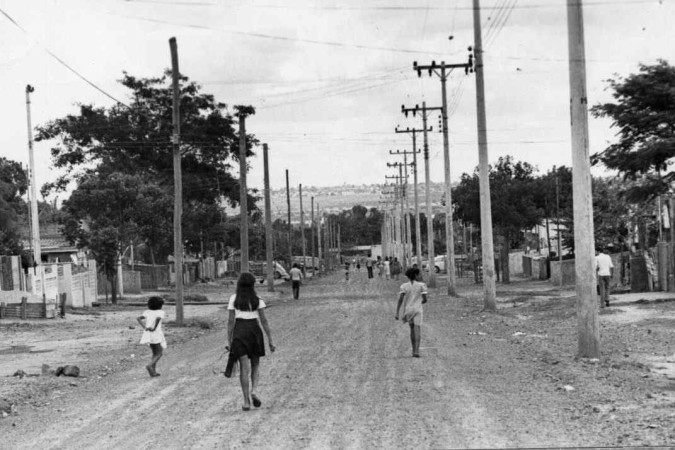 23/10/1979. Crédito: Adauto Cruz/CB/D.A Press. Brasil. Brasilia - DF. Criancas em rua sem saneamento básico em Taguatinga.
Localizacao no Acervo Fisico: Neg.: F 4179; Pasta: TAGUATINGA
Publicacao: CB, 24/10/1979. Primeiro caderno, p. 16;