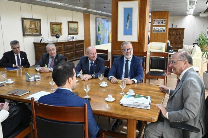 Vice-presidente Alckmin recebe os ex-ministros Jungmann e Azevedo e Silva (ao fundo, da direita para a esquerda): por uma política industrial de mineração - (crédito: Cadu Gomes) Vice-presidente Alckmin recebe os ex-ministros Jungmann e Azevedo e Silva (ao fundo, da direita para a esquerda): por uma política industrial de mineração - (crédito: Cadu Gomes)
