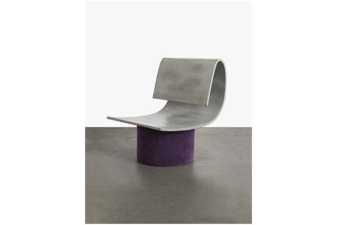 Cadeira Ductal em concreto e estofado, de Rodrigo Ohtake
