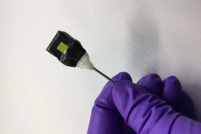 Folha aut&ocirc;noma &eacute; presa a um suporte de haste de metal e tem catalisadores para a convers&atilde;o: processo r&aacute;pido e promissor, segundo os criadores