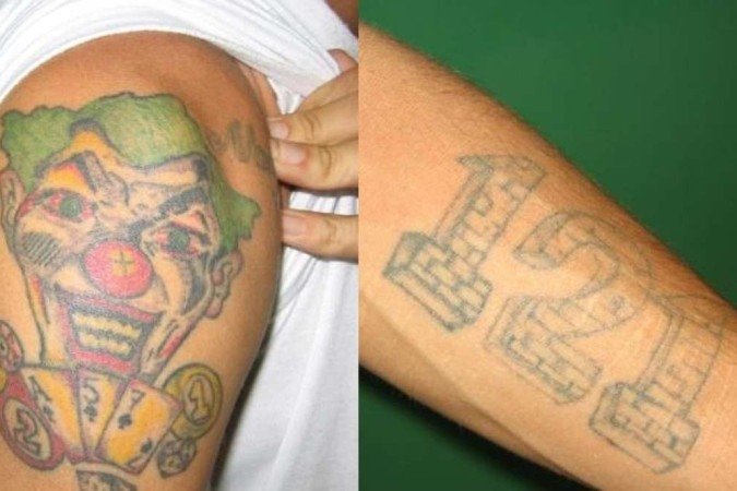 Para comprovar a autoridade e aversão à lei e à polícia, o líder de facção ostentava uma tatuagem no braço, com desenho de um palhaço; e outra, no antebraço, que faz referência ao artigo 121 - (crédito: PCDF/Divulgação) Para comprovar a autoridade e aversão à lei e à polícia, o líder de facção ostentava uma tatuagem no braço, com desenho de um palhaço; e outra, no antebraço, que faz referência ao artigo 121 - (crédito: PCDF/Divulgação)