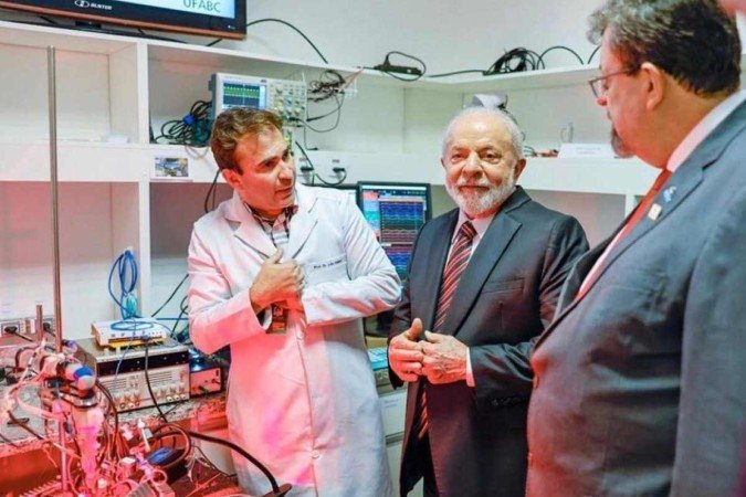Lula visita laboratório da Universidade Federal do ABC, logo após a inauguração do Bloco Zeta - (crédito: Ricardo Stuckert/Divulgação) Lula visita laboratório da Universidade Federal do ABC, logo após a inauguração do Bloco Zeta - (crédito: Ricardo Stuckert/Divulgação)