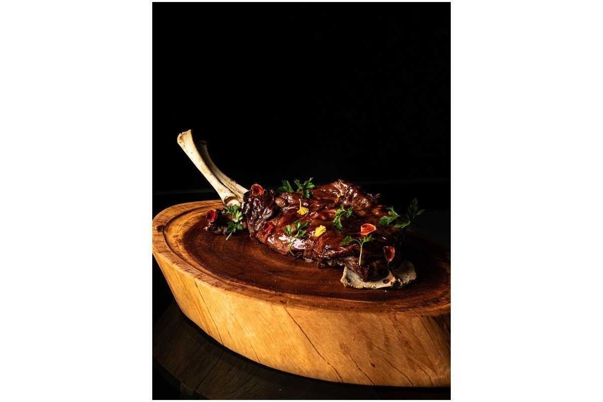 Paleta de cordeiro ao molho de jabuticaba, receita do chef Thiago Paraiso  