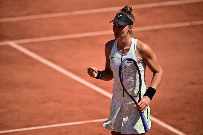  Brazil's Beatriz Haddad Maia celebrates a point against Russia's Ekaterina Alexandrova during their women's singles match on day seven of the Roland-Garros Open tennis tournament at the Court Simonne-Mathieu in Paris on June 3, 2023. (Photo by JULIEN DE ROSA / AFP)
      